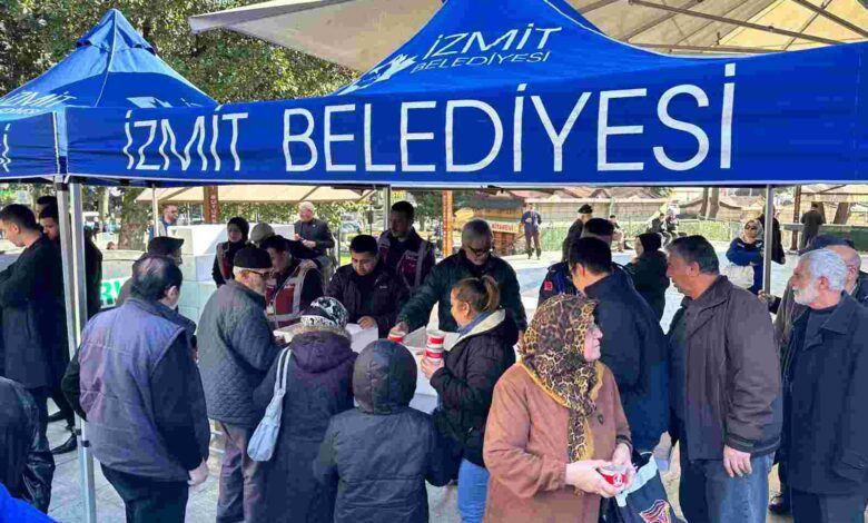 İzmit Belediyesi büyük felakette vefat edenlerin anısına helva dağıttı