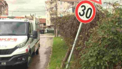 Yıpranan yön ve trafik levhaları yenileniyor