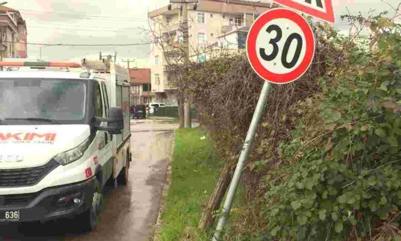 Yıpranan yön ve trafik levhaları yenileniyor