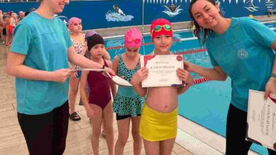 Yüzme öğrenen çocuklar sertifikalarını aldı