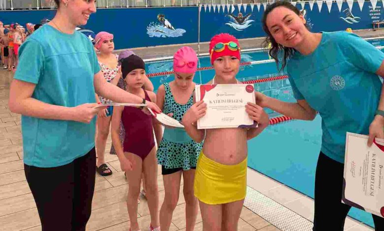 Yüzme öğrenen çocuklar sertifikalarını aldı