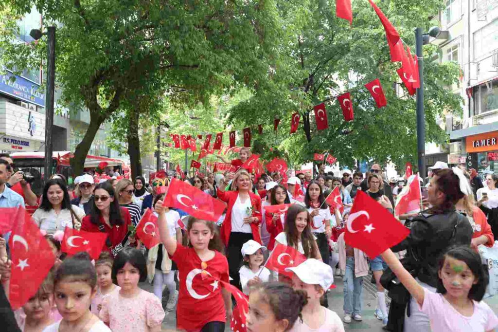 23 Nisan kortejiyle İzmit neşe ve sevinçle doldu taştı