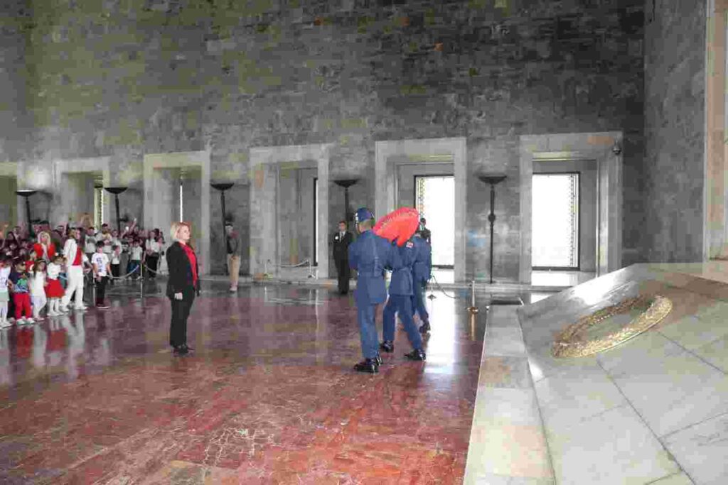 Başkan Hürriyet, Ata’nın huzuruna çıktı