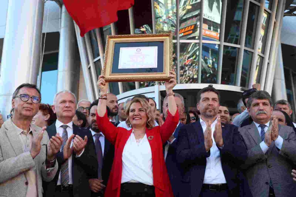 Başkan Hürriyet mazbata coşkusunu halkla yaşadı