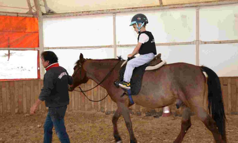 Çocuklara at binme ücretsiz