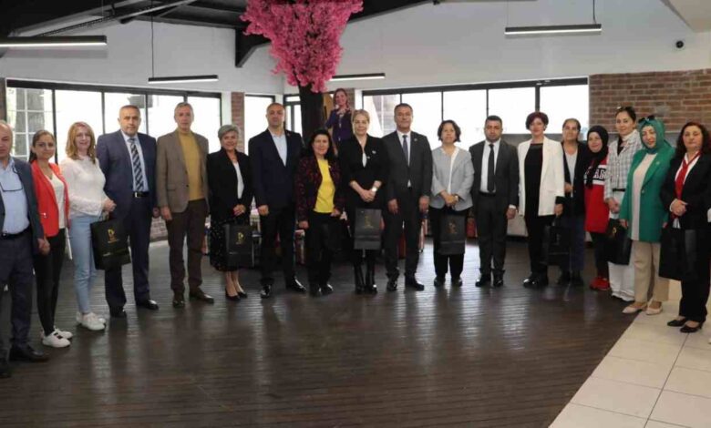 Anneler Günü’nde kadın muhtarları unutmadı