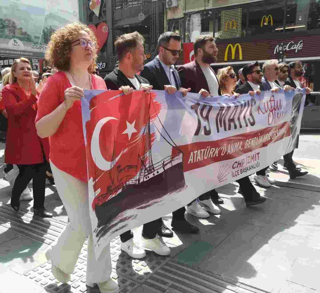 CHP yürüyüşte, gençlerin peşinde