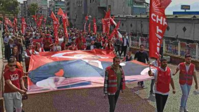 CHP yürüyüşte, gençlerin peşinde