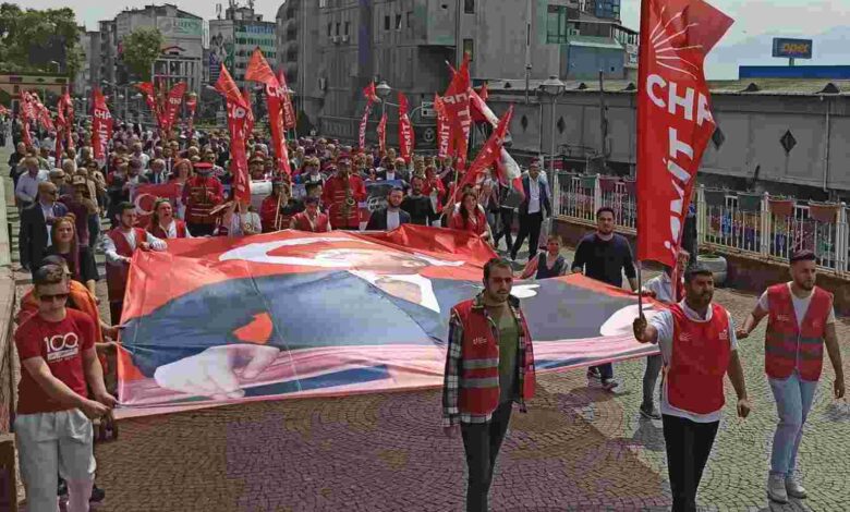 CHP yürüyüşte, gençlerin peşinde