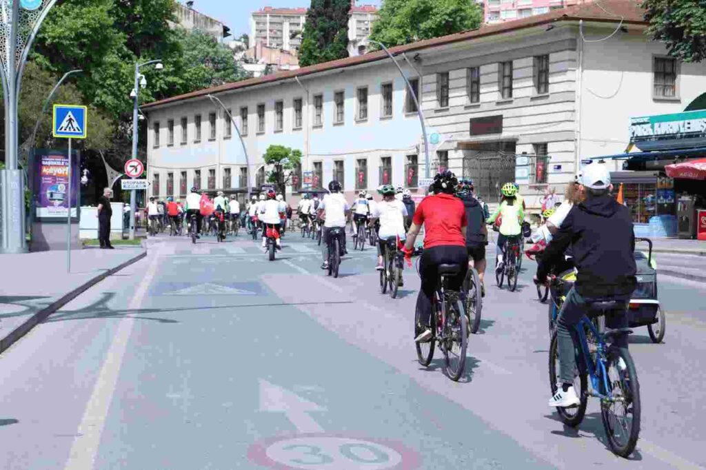 İzmitli bisiklet tutkunları pedallarını 19 Mayıs için çevirdi