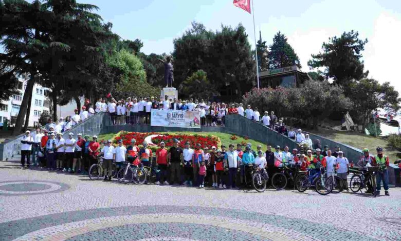 İzmitli bisiklet tutkunları pedallarını 19 Mayıs için çevirdi
