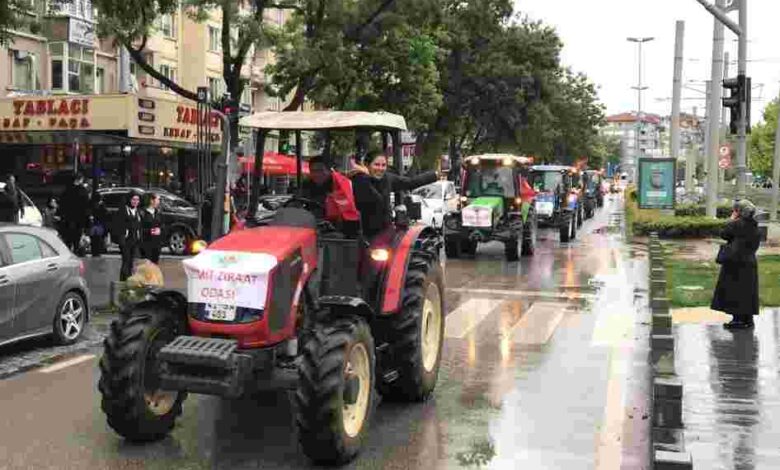Kadın çiftçiler traktörleriyle tarım da biz de varız dedi