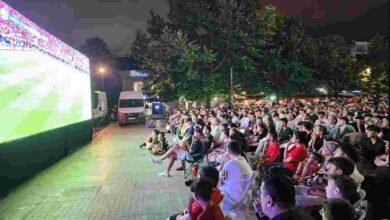 Galibiyeti erik dalı ile oynayarak kutladılar