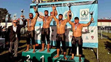 İzmit Belediyespor Güreş Takımı madalyaya doymuyor