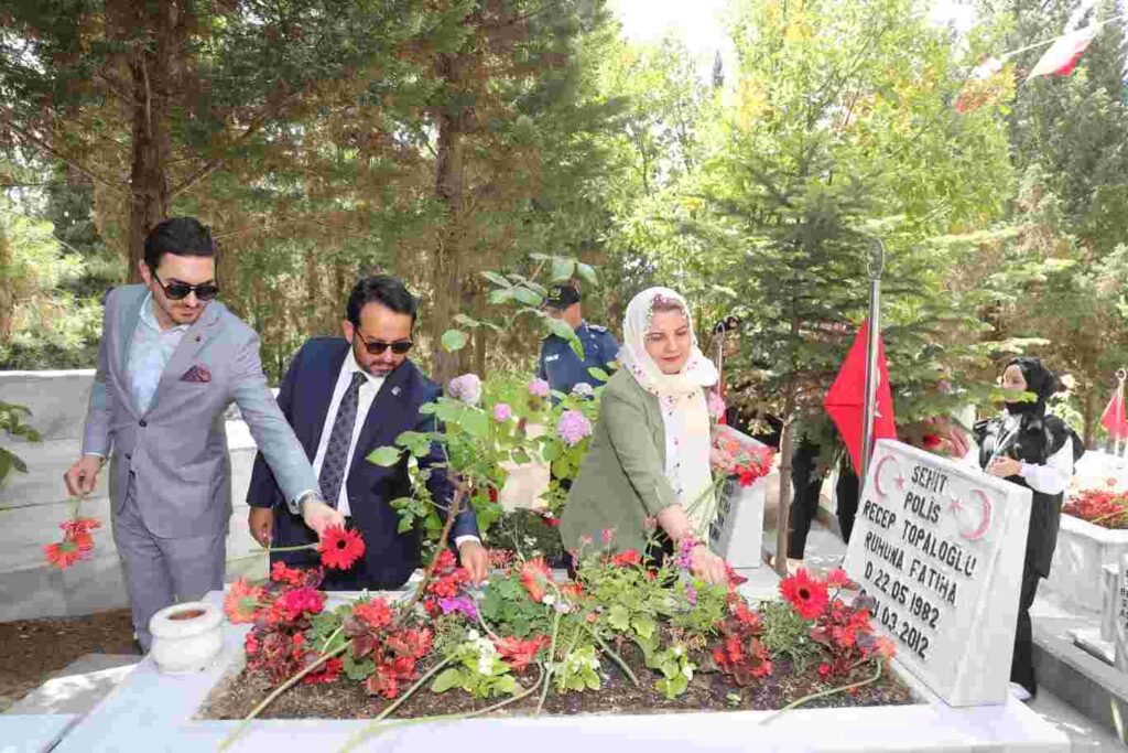 İzmit’tin Kurtuluşunun 103. yıl dönümü etkinlileri Atatürk Anıtı’na çelenk bırakma ile başladı