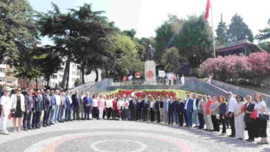 İzmit’tin Kurtuluşunun 103. yıl dönümü etkinlileri Atatürk Anıtı’na çelenk bırakma ile başladı