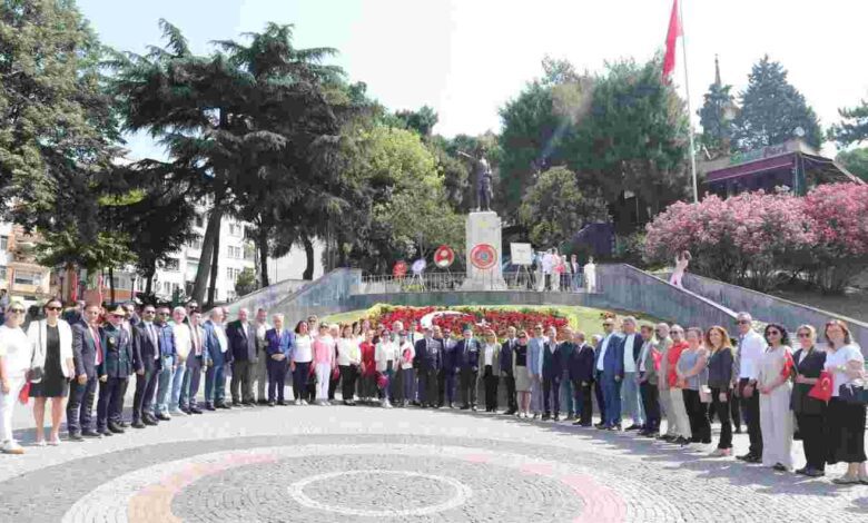 İzmit’tin Kurtuluşunun 103. yıl dönümü etkinlileri Atatürk Anıtı’na çelenk bırakma ile başladı