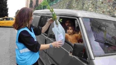 Mezarlık ziyaretinde bulunan vatandaşlara defne fidesi