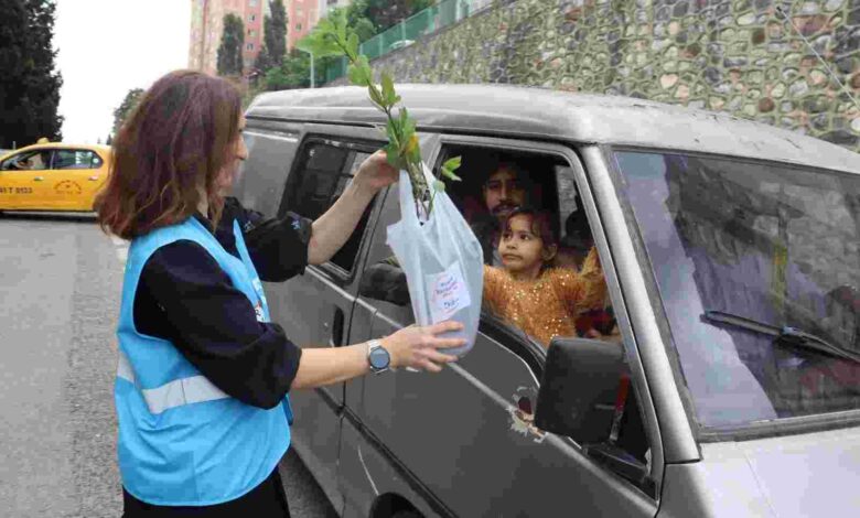 Mezarlık ziyaretinde bulunan vatandaşlara defne fidesi