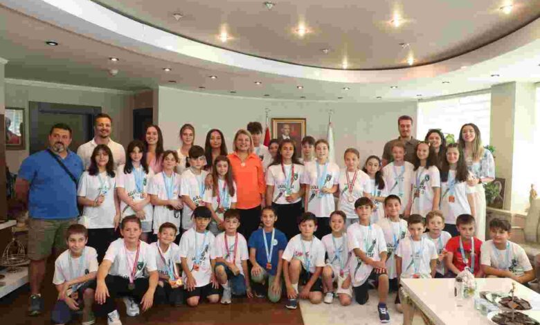 Başkan Hürriyet, başarılı yüzücüleri ağırladı