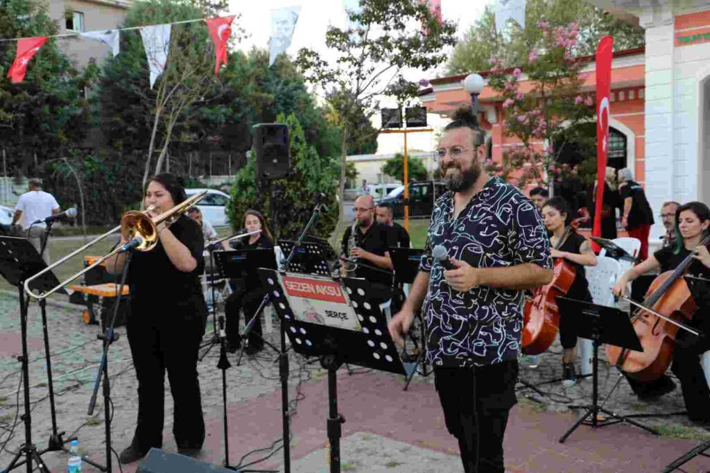 İzmit Yaz Akşamları Sezen Aksu şarkılarıyla renklendi