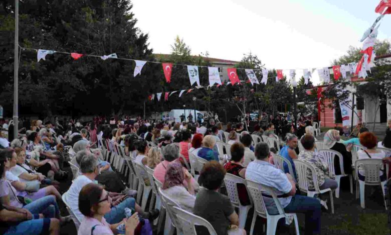 İzmit Yaz Akşamları Sezen Aksu şarkılarıyla renklendi
