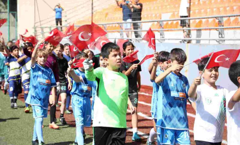 İzmitli Minikler Pişmaniye Cup Futbol Turnuvasında kıyasıya mücadele etti