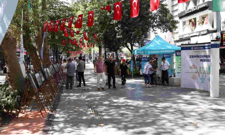 17 Ağustos ve 6 Şubat depremleri fotoğraflarla anıldı