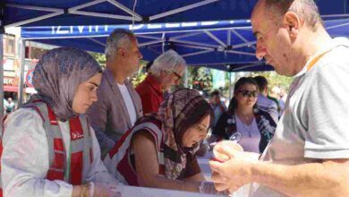 Depremde hayatlarını kaybedenlerin anısına helva dağıttı