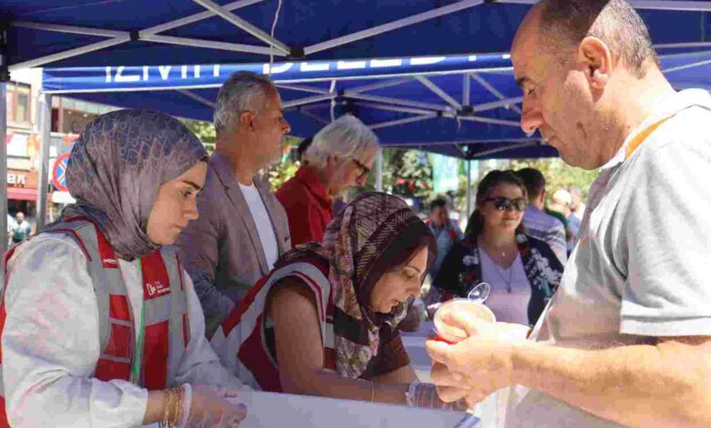 Depremde hayatlarını kaybedenlerin anısına helva dağıttı