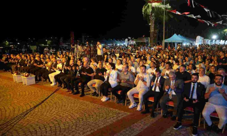 Gölcük halkı, deprem şehitleri için tek yürek oldu