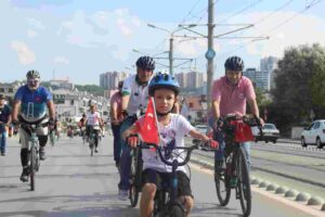 Zafer Bayramı’nda İzmit sokaklarında coşkulu bisiklet korteji