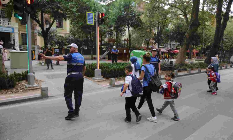 Zabıta görevde okul önleri güvende