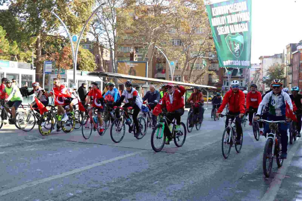 Cumhuriyet Bayramında bisiklet korteji renkli görüntülere sahne oldu