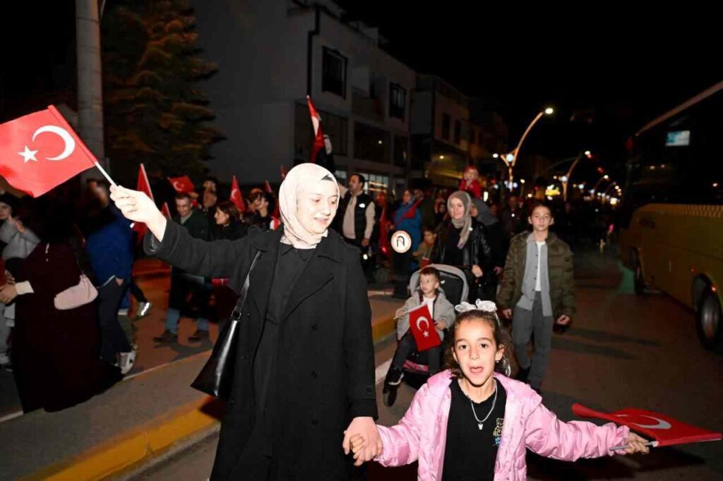 Kartepe’de fener alayı ve Cumhuriyet konseri düzenlendi