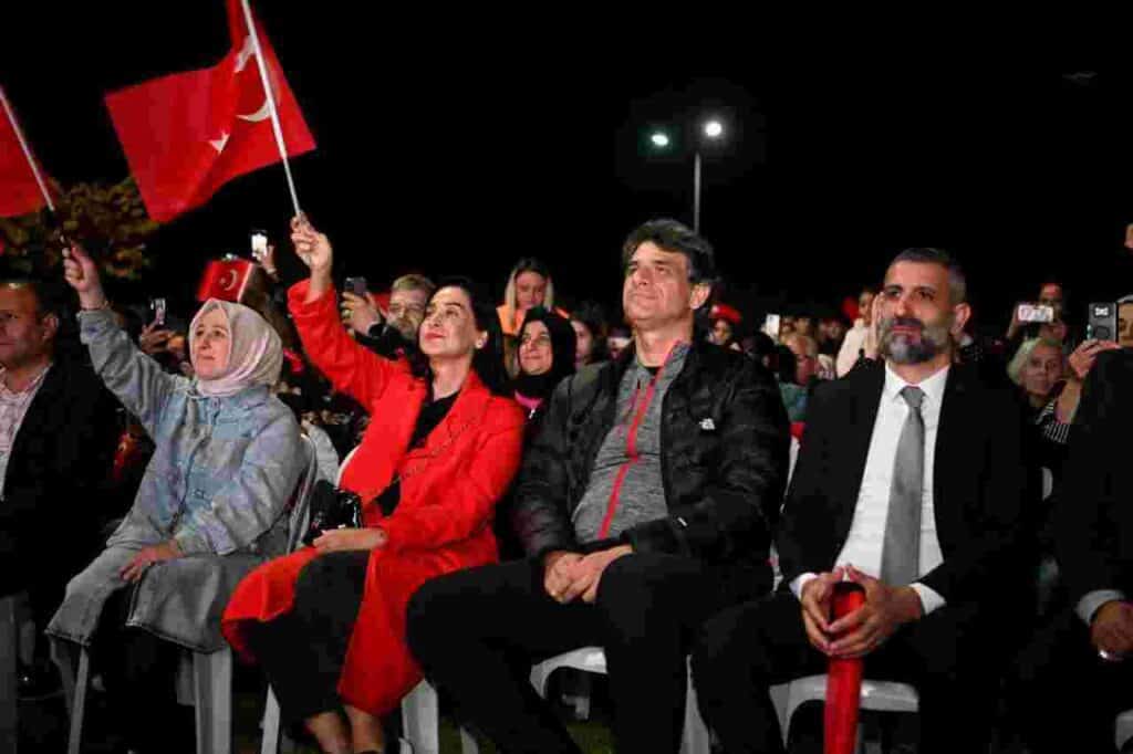 Kartepe’de fener alayı ve Cumhuriyet konseri düzenlendi