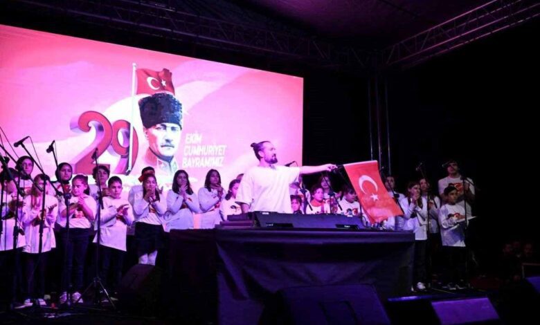 Kartepe’de fener alayı ve Cumhuriyet konseri düzenlendi