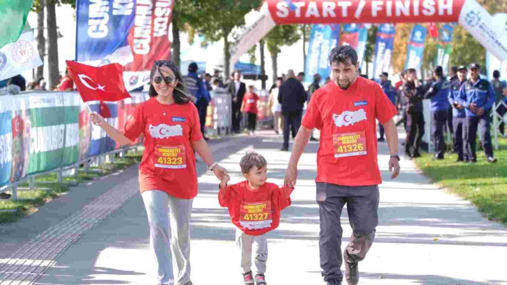 Kocaeli’de binler ‘Cumhuriyet’ aşkına koştu