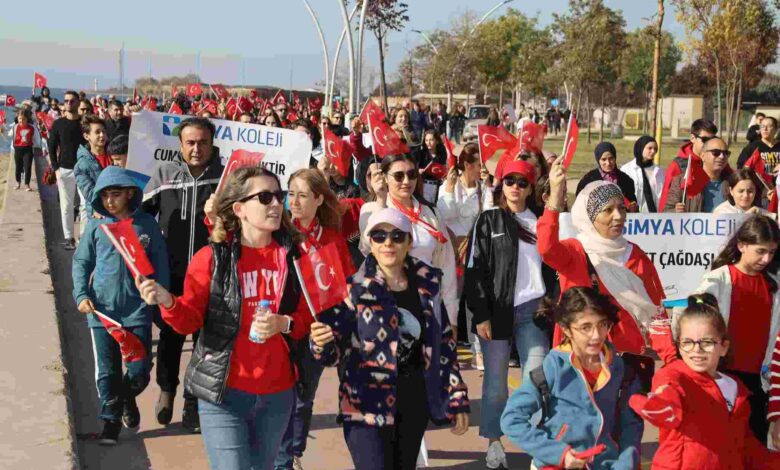 Körfezliler ‘Cumhuriyet’ için yürüdü