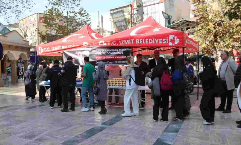 İzmit Belediyesi halka Atatürk’ün en sevdiği yemekleri ikram etti