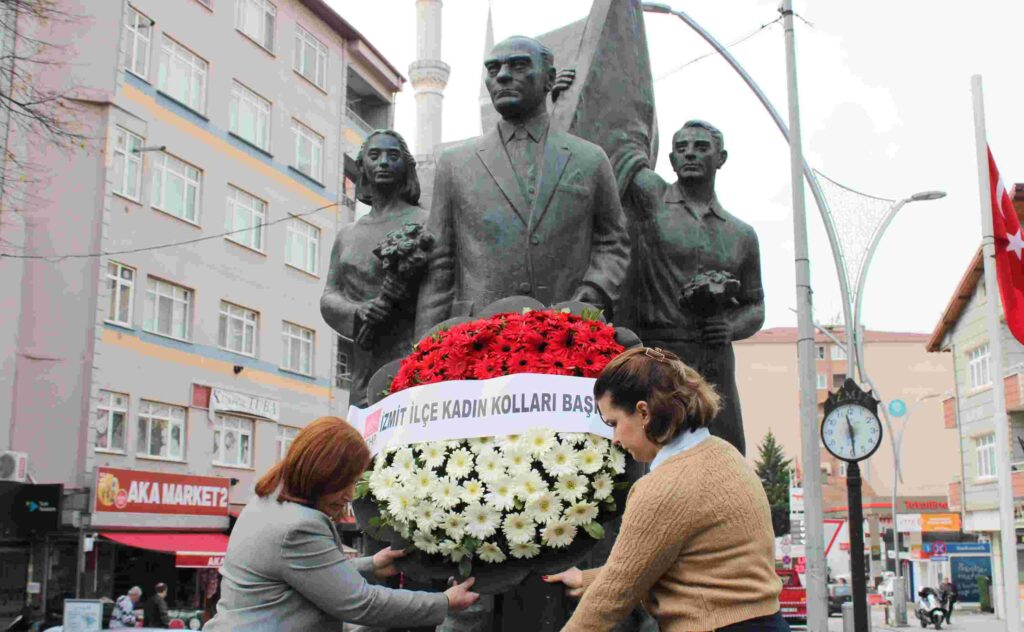CHP İzmit kadınları Atatürk’e şükranlarını sundu