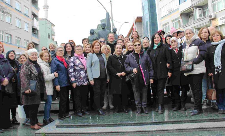 CHP İzmit kadınları Atatürk’e şükranlarını sundu