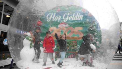 Yeni yıl coşkusu belediye meydanında tüm hızıyla devam ediyor