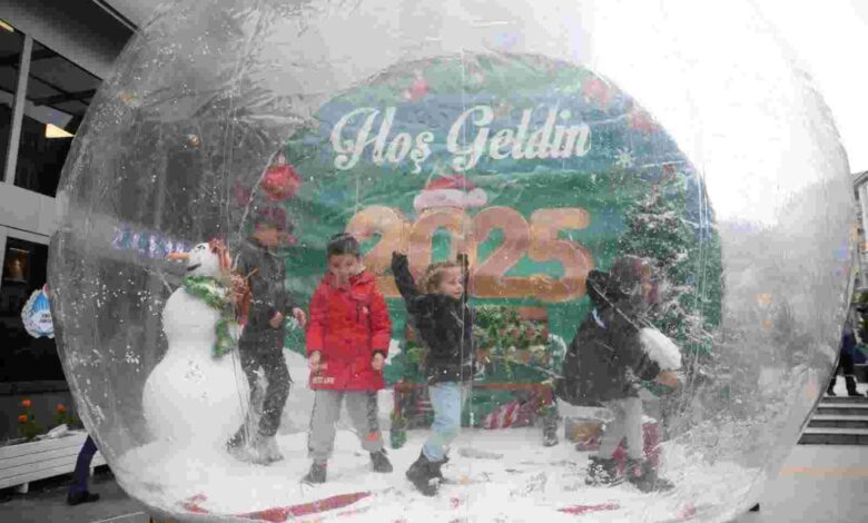 Yeni yıl coşkusu belediye meydanında tüm hızıyla devam ediyor