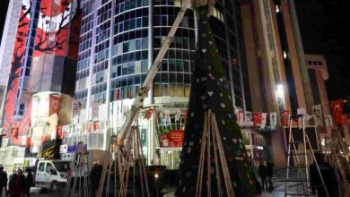 İzmit Belediyesinin klasikleşen devasa yılbaşı ağacı yerini aldı!