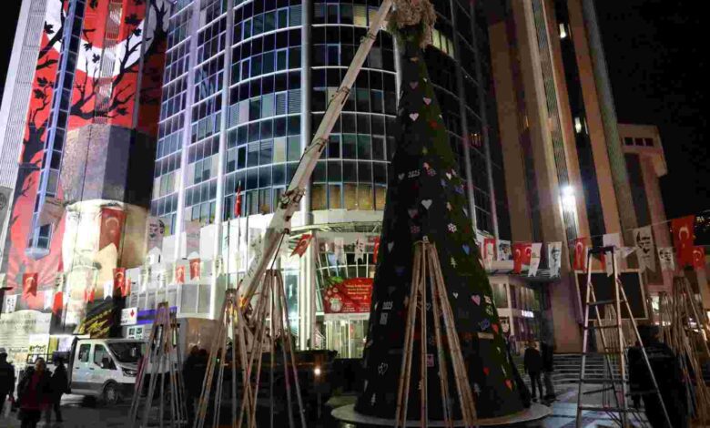 İzmit Belediyesinin klasikleşen devasa yılbaşı ağacı yerini aldı!