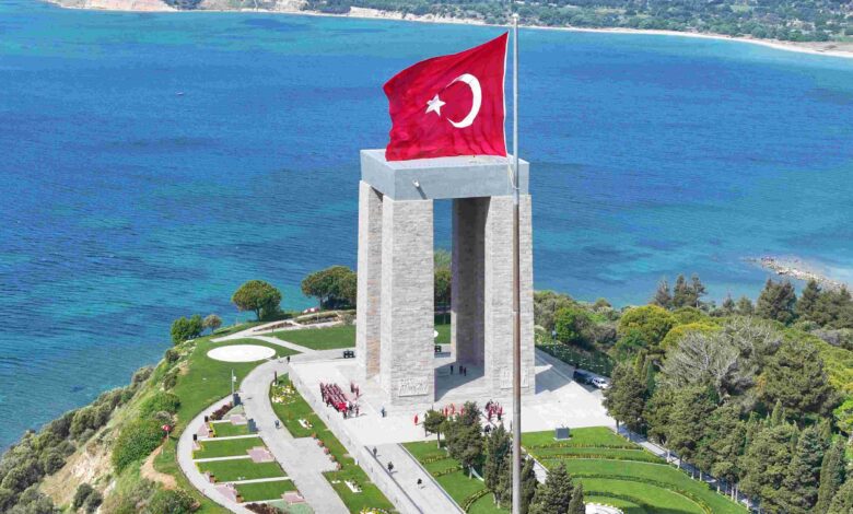 ÇANAKKALE KARA SAVAŞLARI’NIN 110. YILI ANMA TÖRENİ ŞEHİTLER ABİDESİ’NDE DÜZENLENDİ