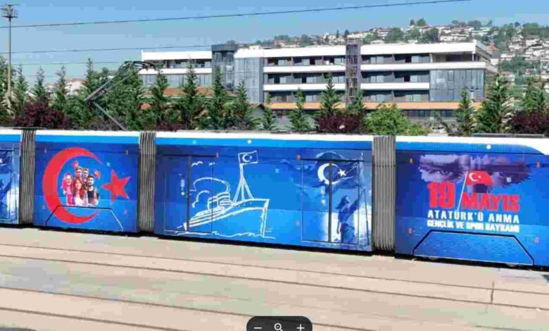 Otobüs ve tramvaylar 19 Mayıs'a özel giydirildi