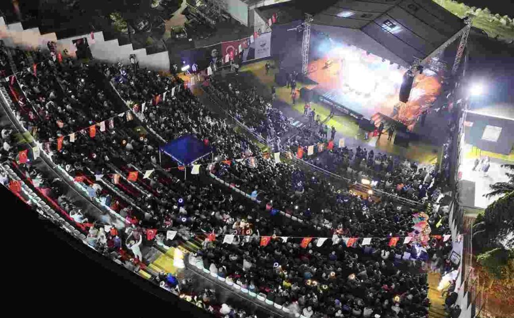 Derince'de 19 Mayıs Coşkusu Manuş Baba Konseriyle Başladı