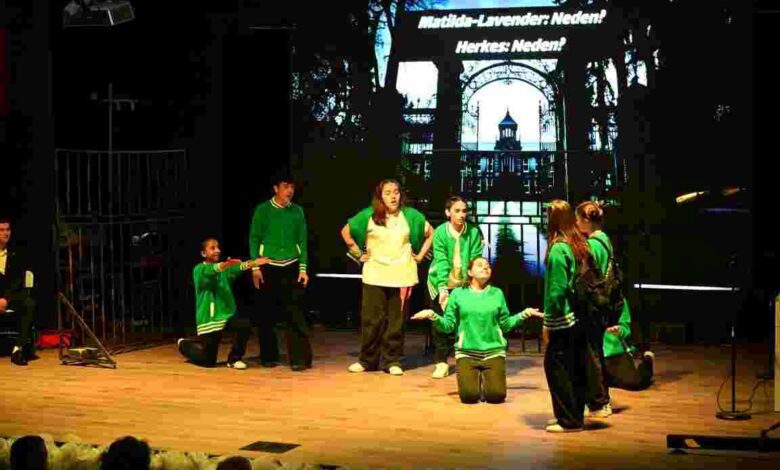 Kartepeli Gençlerden İngilizce Tiyatro Oyunu